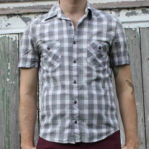 Short sleeves buttoned shirt